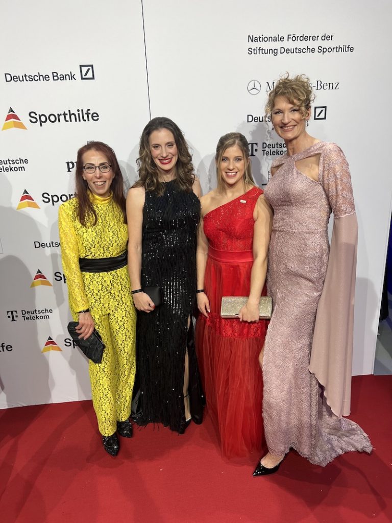 Spitzenprotlerinnen Miriam Welte, Elisabeth Seitz und Heike Henkel in Abendkleidern mit Designerin Semiha Bähr