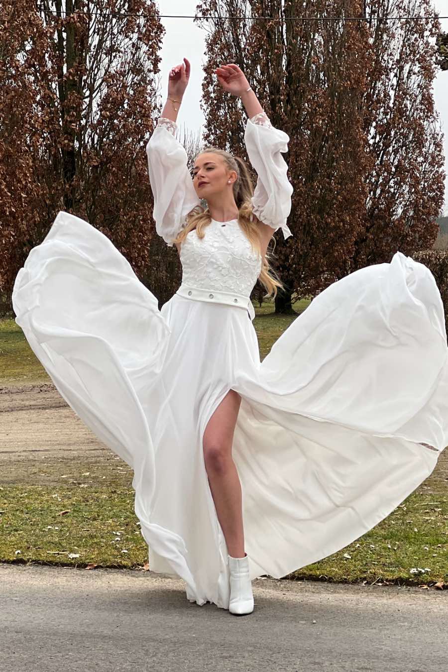 [:de]Schlichtes Chiffon-Brautkleid mit extravagantem Ösenkragen und abnehmbaren Ärmeln[:]