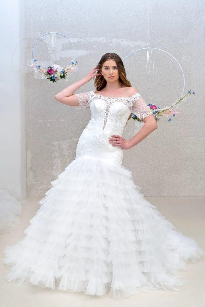 [:de]enganliegendes Brautkleid mit A-Linien-Stufenrock[:]